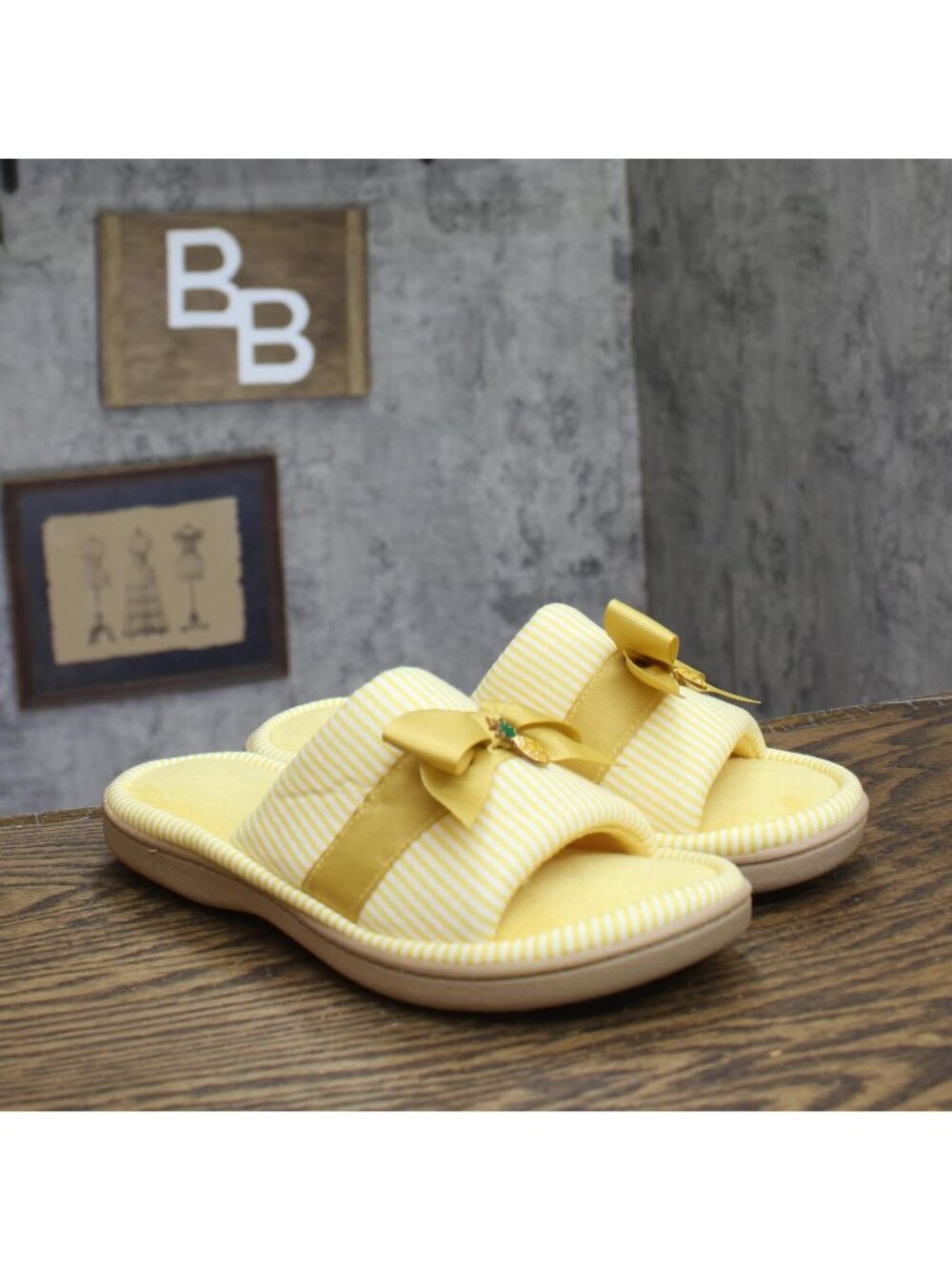 NEW Isotoner Womens Charm Pineapple Fruit Slide Slippers F9881 Yellow L (8.5-9)